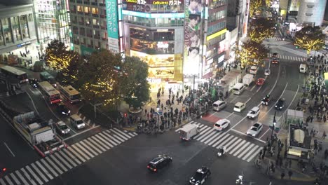 Draufsicht-Auf-Menschen-Und-Fahrzeuge-Am-Shibuya-Kreuzung-In-Tokio,-Japan-In-Der-Dämmerung-–-Weitwinkelaufnahme