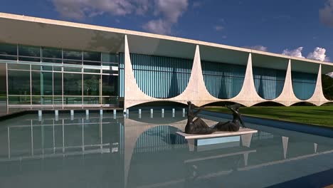 Iaras-sculpture-and-water-mirrors-on-the-facade-of-Alvorada-Palace,-the-Brazil's-president-official-house