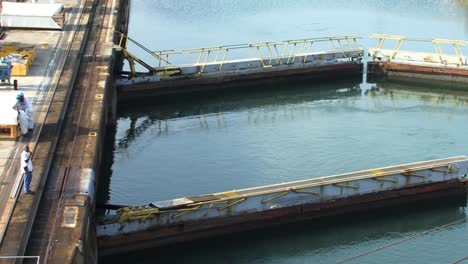 Beide-Torsätze-Waren-An-Den-Schleusen-Von-Gatun-Am-Panamakanal-Verschlossen-Und-überflutet