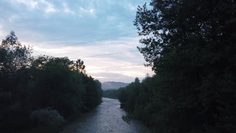 Schöne-Aussicht-Auf-Den-Fluss-Mit-Bäumen-Nach-Regenfall-An-Einem-Bewölkten-Sommertag