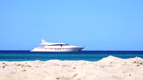 Reiche-Leute-Machen-Urlaub-Auf-Einer-Yacht