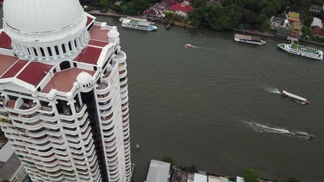 Bangkok-River-Park-Eigentumswohnungsgebäude-Und-Verkehr-Auf-Chao-Phraya,-Thailand,-Orbitantenne