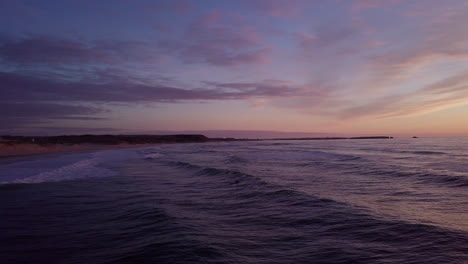 Wellenförmiges-Meer-Bei-Rosa-Sonnenuntergang