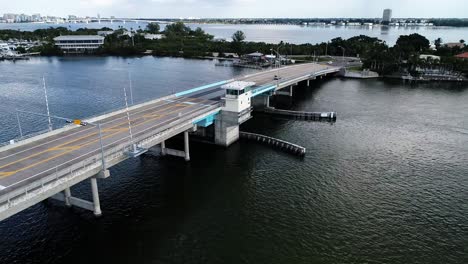 El-Puente-John-Ringling-Parkway-Conecta-Lido-Key-Con-Longboat-Key-A-Lo-Largo-De-La-Bahía-De-Sarasota-En-Florida