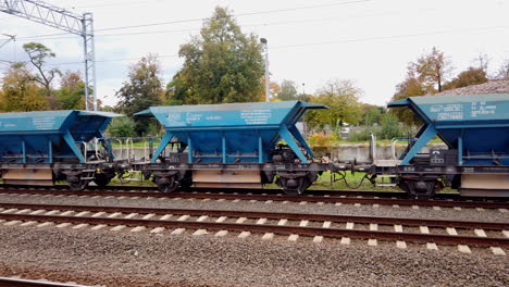 Panorama-Einer-Zugkomposition-Mit-Güterwaggons