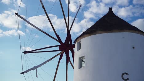 Weiße-Windmühle-Mit-Teilweise-Bewölktem-Himmel-Im-Hintergrund,-Santorini,-Griechenland---Nahaufnahme
