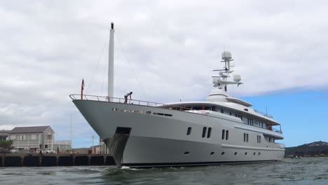 Die-Luxusyacht-MV-Katharine-Geht-Am-Pier-Im-Hafen-Von-Knysna-Vor-Anker