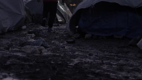 Refugiado-Camina-En-Condiciones-De-Barro-En-El-Campo-De-Refugiados-De-Moria