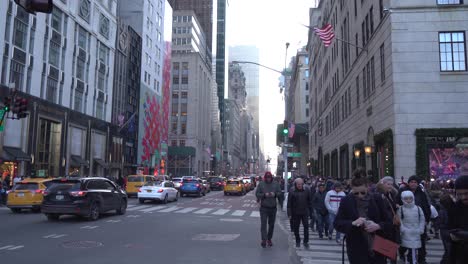 Gente-Caminando-Y-Comprando-En-La-Quinta-Avenida-En-Manhattan-Durante-Las-Vacaciones-De-Navidad,-Gran-Angular-Con-La-Tienda-Louis-Vuitton-Al-Fondo