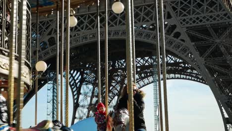 Noviembre-De-2019,-París,-Francia:-Un-Carrusel-Que-Gira-En-La-Parte-Inferior-De-La-Torre-Eiffel-En-Un-Soleado-Día-De-Otoño