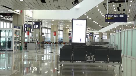 Terminal-Moderna-Vacía-Y-Pasillo-De-La-Puerta-De-Salida-En-El-Aeropuerto-Internacional-De-Río-De-Janeiro-Durante-El-Brote-Pandémico-Del-Coronavirus-Covid-19