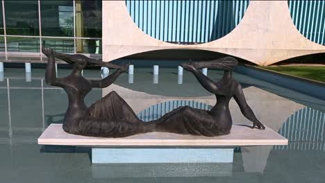 Escultura-De-Iaras,-Una-Estatua-De-Bronce-Colocada-Frente-Al-Palacio-De-Alvorada,-La-Casa-Oficial-Del-Presidente-De-Brasil.