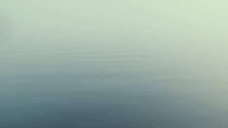 Dichter-Nebel-Zieht-Durch-Das-Wasser-Auf-Dem-See,-Schlechte-Sicht