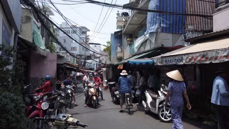 Una-Calle-Estrecha-Y-Concurrida-En-Saigón-Después-Del-Bloqueo-Del-Covid-19.