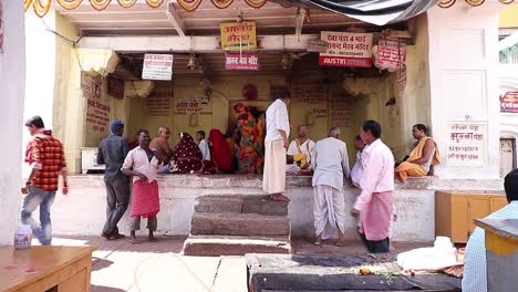 Pilgrim-Priests-sit-at-Baidyanath-Dham-temple-in-Deoghar,-Jharkhand