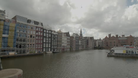 Toma-Estática-De-Casas-En-El-Canal-De-Amsterdam