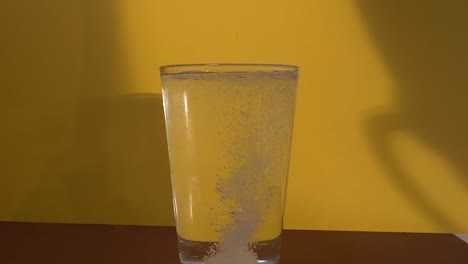Brausetablette-Aus-Magnesium,-Die-Sich-In-Einem-Glas-Wasser-Auflöst