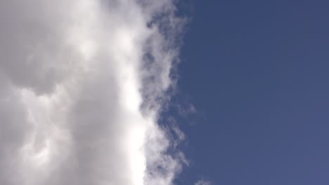 Enormes-Nubes-Blancas-En-Un-Hermoso-Cielo-Azul,-Tiro-De-Grúa