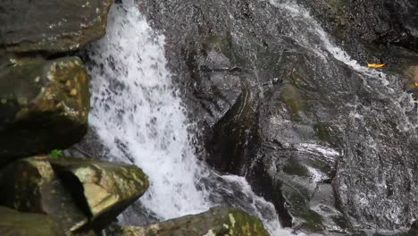 Aufnahme-Eines-Wasserfalls-Mit-Hoher-Bildrate,-Um-Jedes-Detail-Des-Kaskadierenden-Wassers-Zu-Zeigen