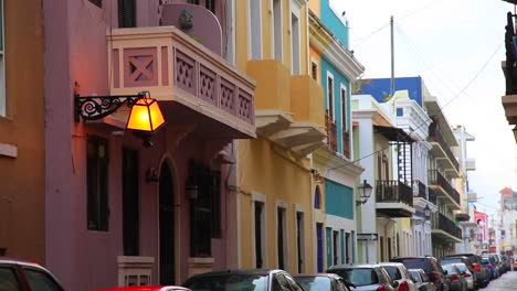 Ein-Städtisches-Gebiet-In-Puerto-Rico-Mit-Einer-Langen-Reihe-Von-Autos-Und-Gebäuden