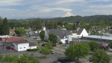 The-Ancient-Peace-Lutheran-Church-In-Puyallup,-Washington-With-Snowy-Mt-Rainier-In-The-Background---ascending-drone-shot
