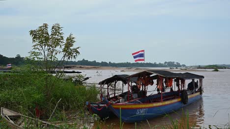 Barcos-Turísticos-Amarrados-En-La-Orilla-Del-Río-Mekong,-Lado-De-Tailandia