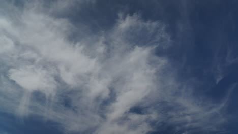 Wolken,-Die-Während-Eines-Zeitraffers-Von-Links-Nach-Rechts-Ziehen