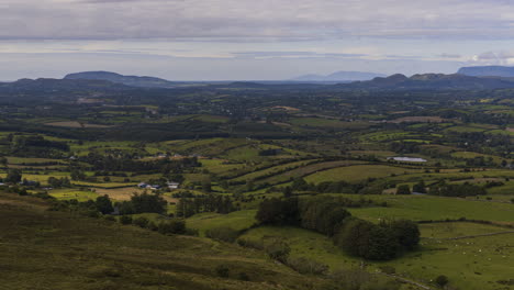 Lapso-De-Tiempo-Del-Paisaje-Natural-Agrícola-Rural-Durante-El-Día-En-Irlanda