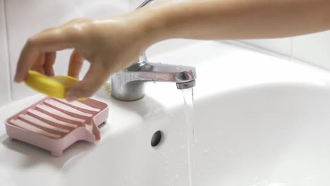 Konzept-Der-Gesundheitsreinigung-Und-Vorbeugung-Vor-Coronavirus--Oder-Covid-19-pandemieprävention-Waschen-Sie-Die-Hände-Mit-Seife-Und-Warmem-Wasser-Und-Reiben-Sie-Die-Finger-Häufig-Waschen-Oder-Verwenden-Sie-Ein-Händedesinfektionsgel