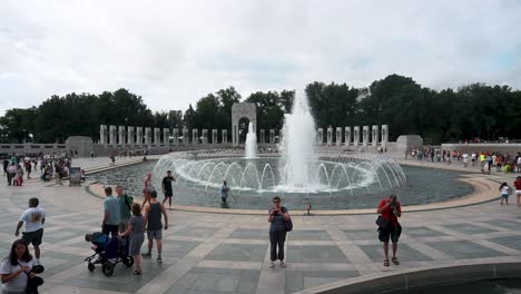Menschen,-Die-Am-Brunnen-Vorbeigehen-Und-Fotos-Am-Denkmal-Des-Zweiten-Weltkriegs-In-Washington-D.C.-Machen-–-Zeitraffer,-Statische-Aufnahme