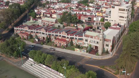 Statische-Luftaufnahme-Der-Grundschule-La-Salle,-Boulevards,-Satellit,-Bundesstaat-Mexiko