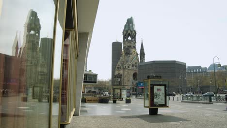 Spiegelbild-Der-Berühmten-Gedächtniskirche-Am-Breitscheidplatz-In-Berlin