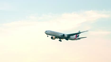 Emirates-Boeing-777-31h-A6-enl-Acercándose-Antes-De-Aterrizar-En-El-Aeropuerto-De-Suvarnabhumi-En-Bangkok,-Tailandia