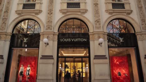 Tienda-De-Lujo-De-Louis-Vuitton-Dentro-De-Galleria-Vittorio-Emanuele-Ii,-Durante-El-Día,-Muñequita-Inclinada-Hacia-Abajo