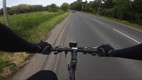POV-En-Bicicleta-Por-La-Carretera-A404-De-Londres-Con-Tráfico-Pasando