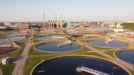 Detroit-Wastewater-Treatment-Facility-With-Large-Circular-Sedimentation-Tanks