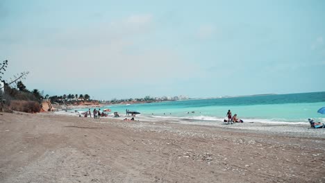 Touristen-Genießen-Den-Sommer-Am-Strand---Playa-Mar-Chica-In-Benicarlo,-Castellon,-Spanien---Totalaufnahme,-Zeitraffer