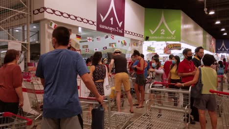 People-are-shopping-for-groceries-in-supermarkets-after-the-Thai-government-announced-the-closure-of-Bangkok-to-solve-the-problem-of-the-COVID-19