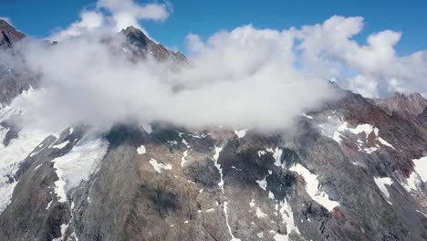 Dolly-Aéreo-En-Una-Montaña-En-Una-Cadena-Montañosa-En-Los-Alpes-Suizos-En-Verano-Cerca-De-Grindelwald