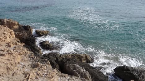 Wellen-Plätschern-An-Der-Küste-Spaniens