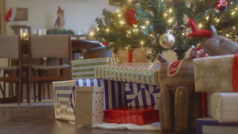 Weihnachtsgeschenke-Liegen-Unter-Einem-Baum