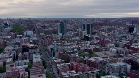 Weite-Luftaufnahme-über-Harlem,-New-York-City,-Neigt-Sich-Am-Frühen-Morgen-Zu-Leeren-Straßen