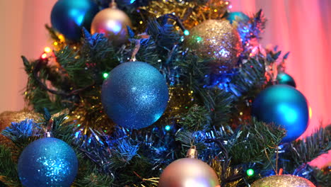 Bunte-Weihnachtskugeln-Im-Baum-In-Der-Weihnachtsnacht-Zu-Hause