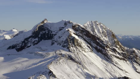 Schneebedecktes-Felsiges-Tal-Unter-Klarem-Himmel-Im-Winter-In-Vancouver,-Pemberton,-Whistler-Und-Squamish,-Kanada