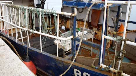 Kommerzielles-Rostiges-Fischerbootdeck,-Das-Am-Hafen-Von-Conwy-Im-Norden-Von-Wales-Festgemacht-Ist