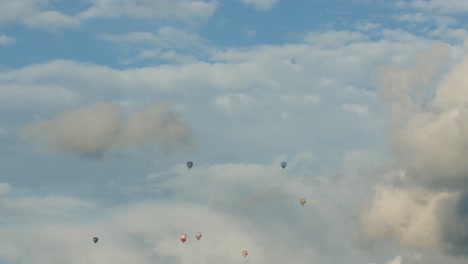 Sieben-Heißluftballons-Fliegen-Hoch-In-Die-Wolken