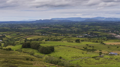 Lapso-De-Tiempo-Del-Paisaje-Natural-Agrícola-Rural-Durante-El-Día-En-Irlanda