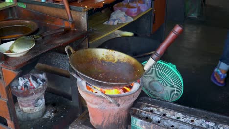 Comida-Callejera-Indonesia-Arroz-Frito-De-Cabra-Revuelto-En-Una-Sartén-Sobre-Fuego-De-Carbón