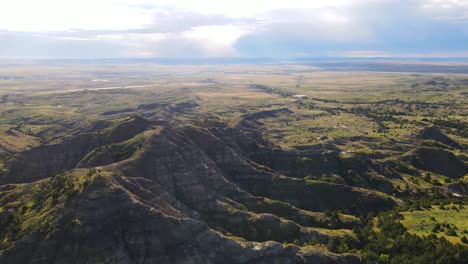 Luftaufnahme-Eines-Großen-Hügels-Mit-Sehr-Klaren-Schichten-Unterschiedlicher-Gesteine-Im-Osten-Von-Wyoming-Im-Sommer