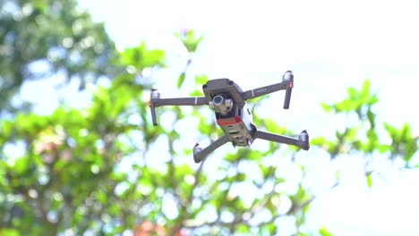 DJI-Mavic-2-zoom-drone-hoovering-on-strong-wind